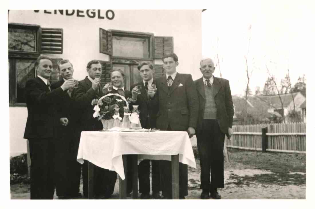 Vorbereitung auf das Vorziehen bei der Hochzeit von Adolf Frey und Anna Wacholder im Gasthaus Toth