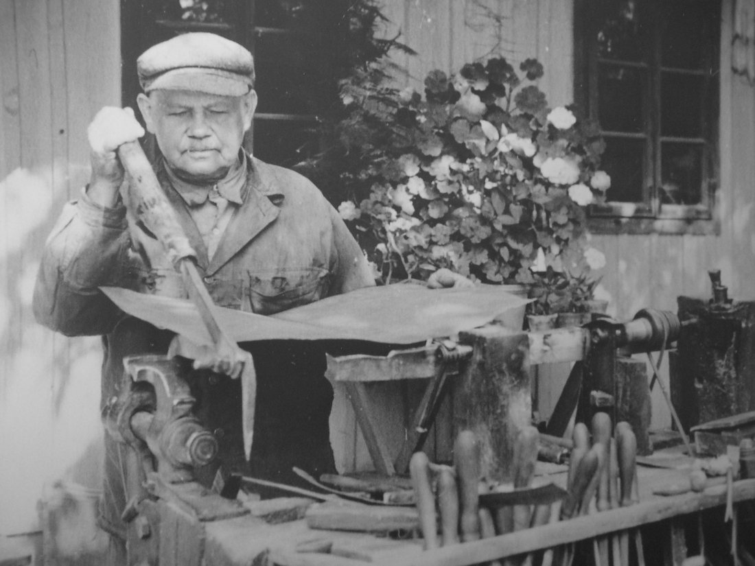 Oberwarter Messermacher Johann Wagner bei Vorbereitungen zur Produktion eines "Woada Feidls"