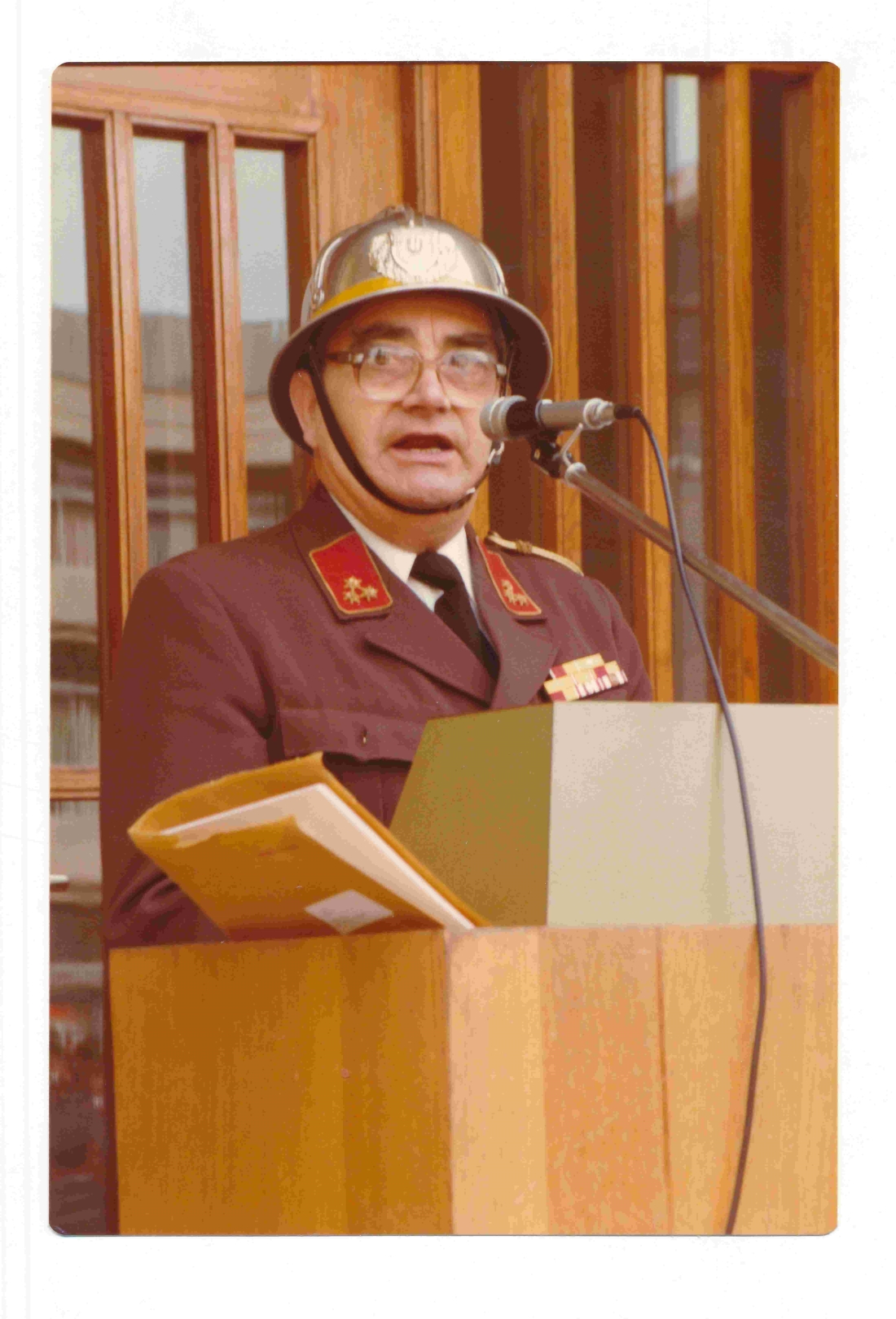 Feuerwehrtag 1983 anlässlich 100 FF Oberwart: Festansprache von STDFKDT Karl Heigl vor dem Rathaus