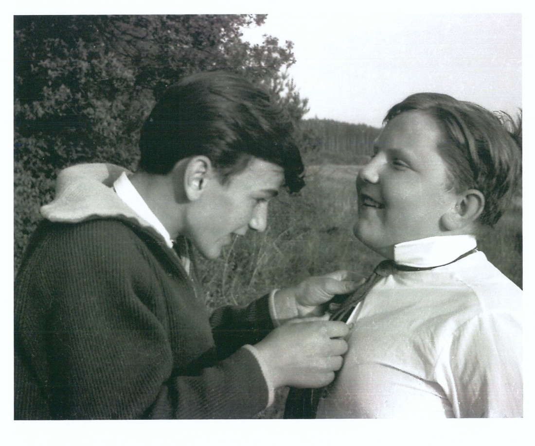 St. Martin - ein kl. Freundschaftsdienst: Krawattenbinden - Bernhard/Ratz