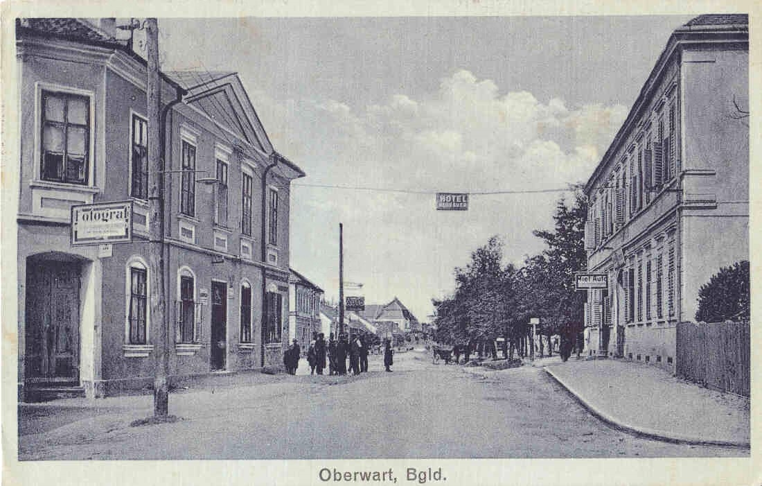 Blick gegen NW in Richtung Hauptplatz mit Hotel „Neubauer“ rechts  (OW 144/Hauptplatz 11) und vis a vis das Gebäude an der Ecke Hauptplatz/Schulgasse