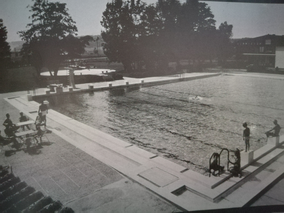 Freibad /Schwimmbad mit Hallenbad im Hintergrund (Badgasse 6)