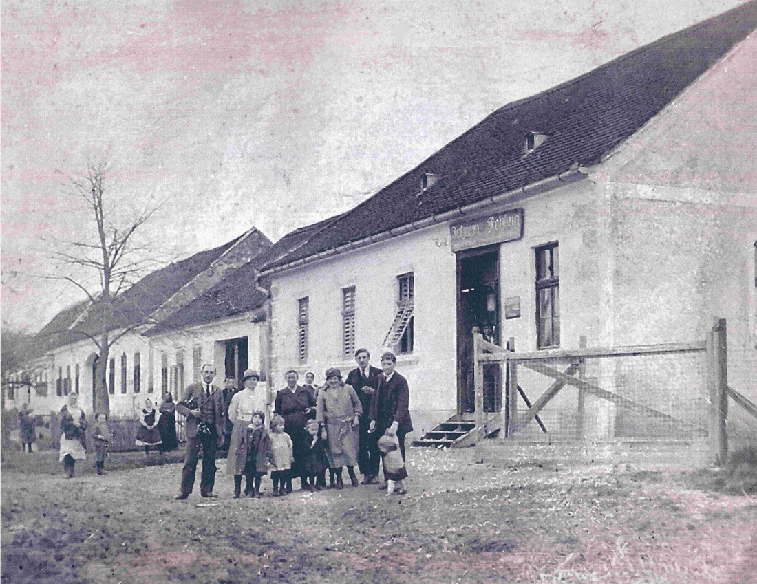 St. Martin: Gasthaus Josef Rehling in der Peschka (heute Franz-Korbadits-Straße 15) - davor Familie Rehling