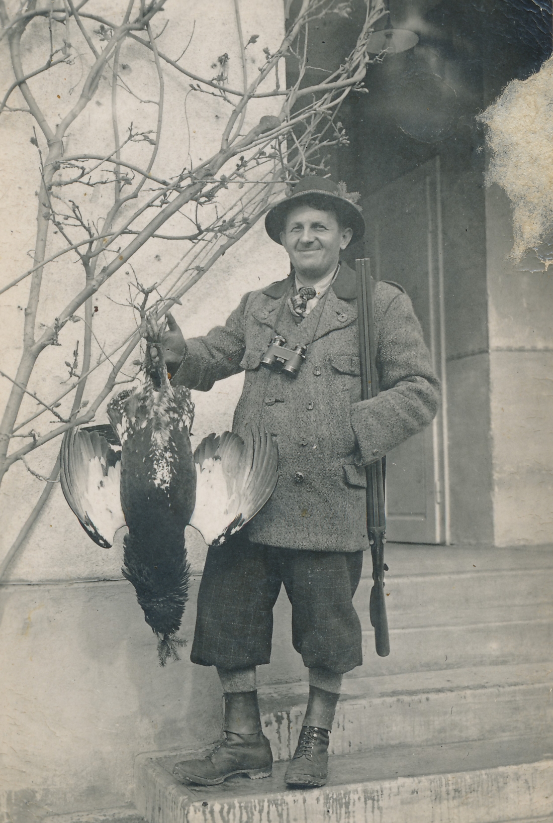 Jagdglück: Alois Lukitsch (*1901/+1985) mit einem erlegten Auerhahn