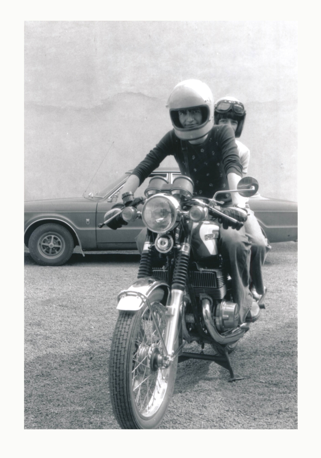 Willi Steurer jun. mit seiner Cousine Sabine: Ausfahrt auf dem neuen Motorrad, einer Suzuki Vierzylinder-Viertakter GS 750