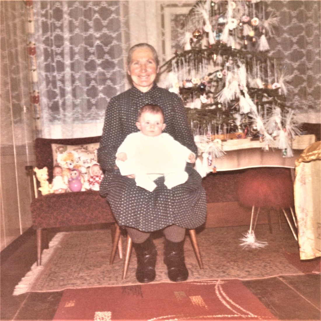 Weihnachten 1969: Elisabeth Tölly (geb. Baliko, *1906 / +1993) mit ihrer Enkelin Renate Tölly vor dem Christbaum