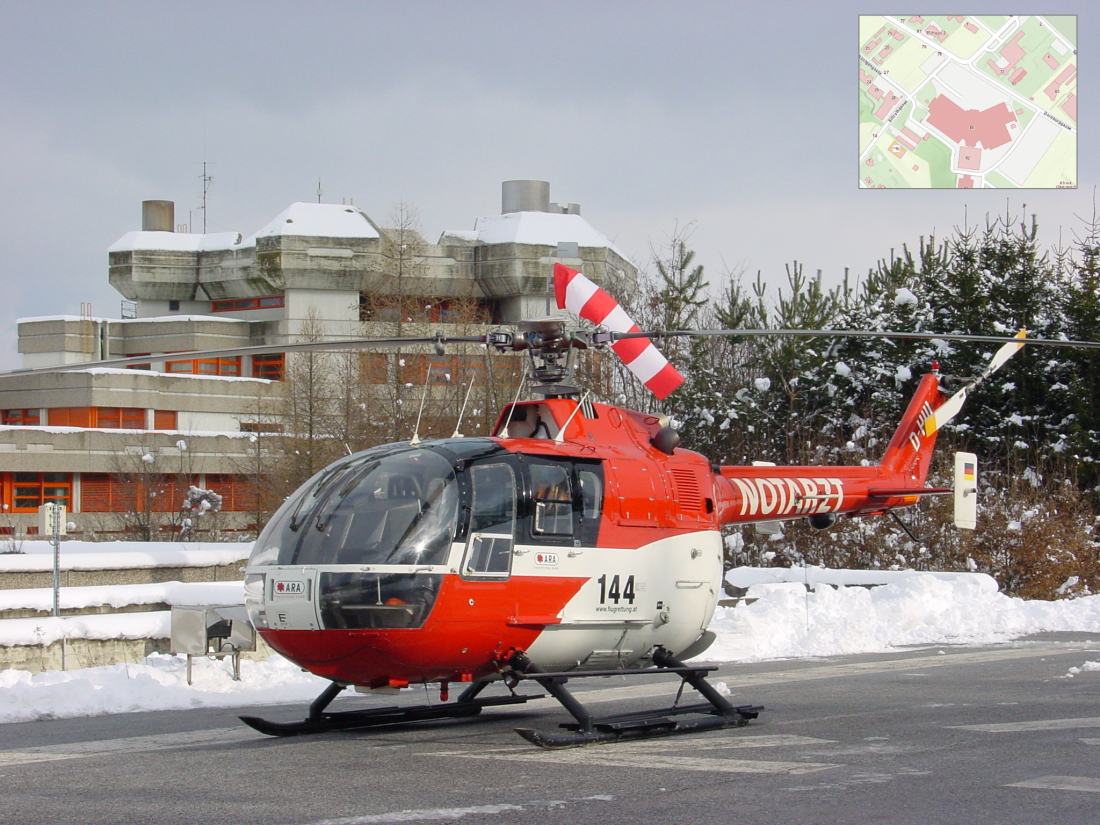 Notarzthubschrauber ARA 4 am Landplatz im Bereich des Krankenhauses LKH Dornburggasse 80