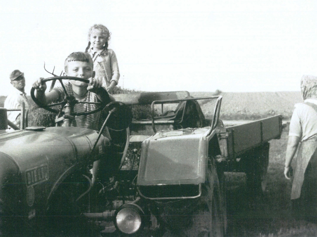 St. Martin: Fam. Pittner mit ihrem Traktor bei der Feldarbeit