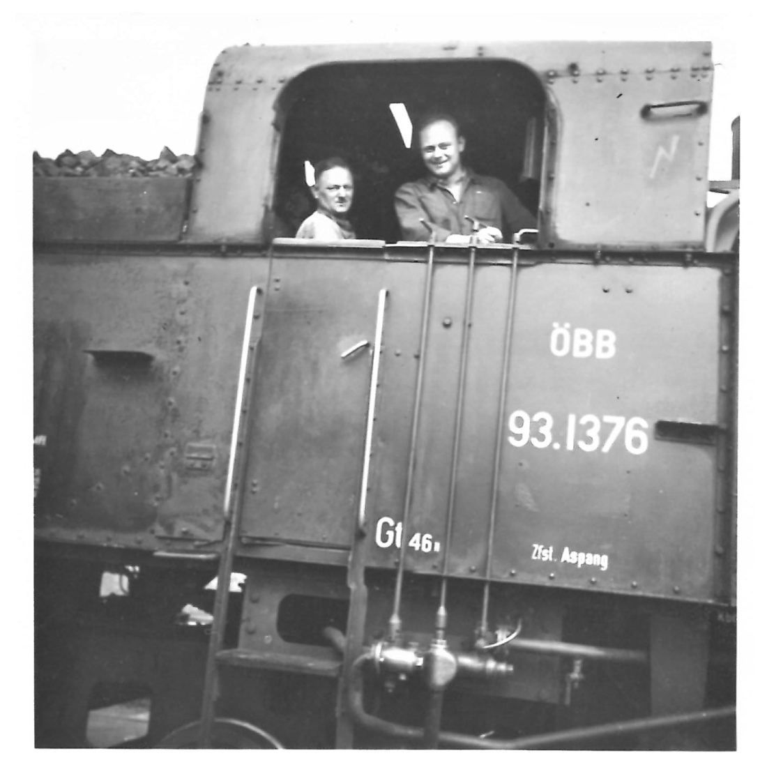 Bahnhof: Vater und Sohn Pongracz/Pongratz auf einer Dampflok der Baureihe 93