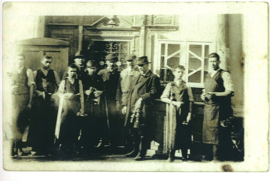 Eingang zur Hand-Tischlerei Johann Pfeiler - OW 209 / Johann Straußgasse 10