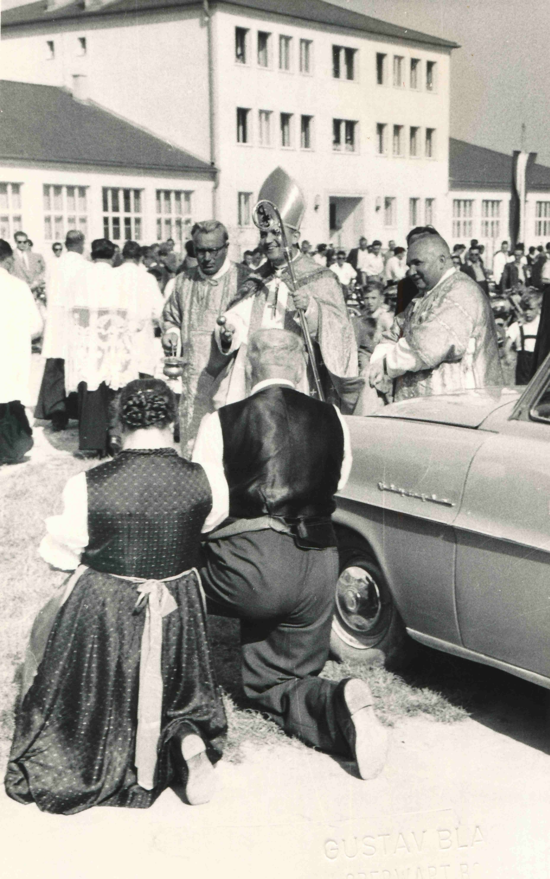 Fahrzeugweihe am Badplatz durch Bischof Laszlo mit knieendem Paar