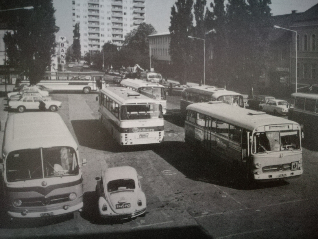 Hauptplatz mit Bushaltestelle