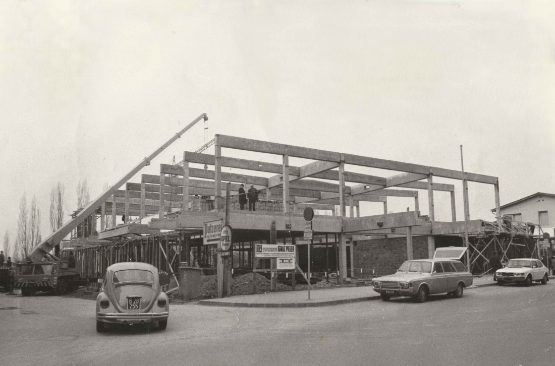Errichtung des Konsum/COOP Markts - später Spar Markt (Wienerstraße 13) durch die Baufirma Ignaz Pieler