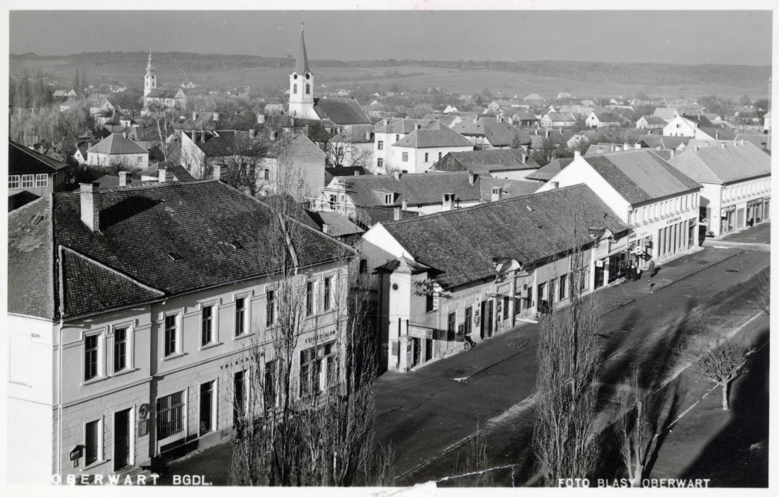 Ansichtskarte: Blick vom Rathausturm auf die Häuserzeile "Hauptplatz 2 bis 10"