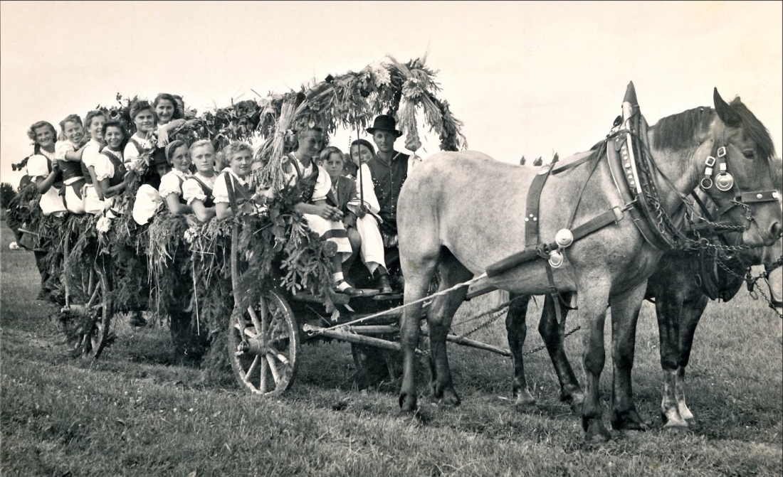 Erntedank - Wagen des ref. Lesevereins