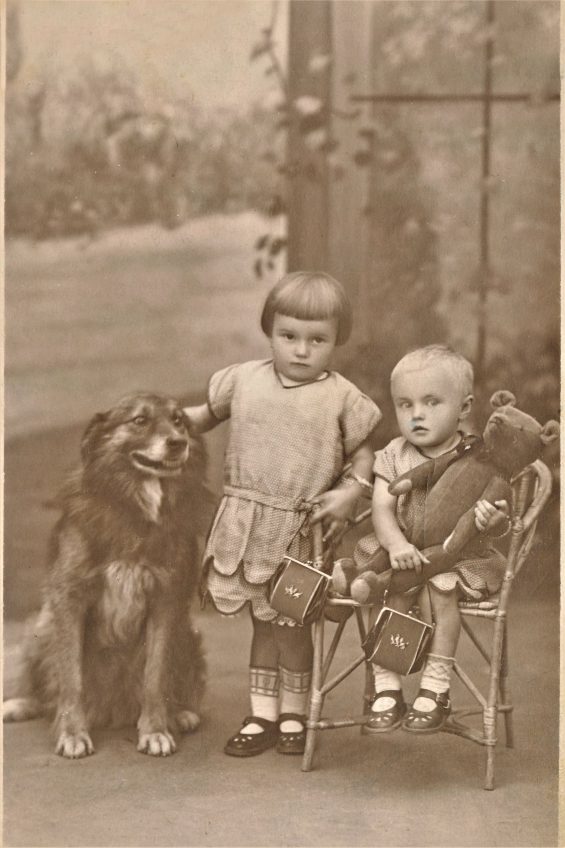 Hund Troll und die Schwestern Olga (*1926/+2008) und Grete (*1927/+2025) Vörös