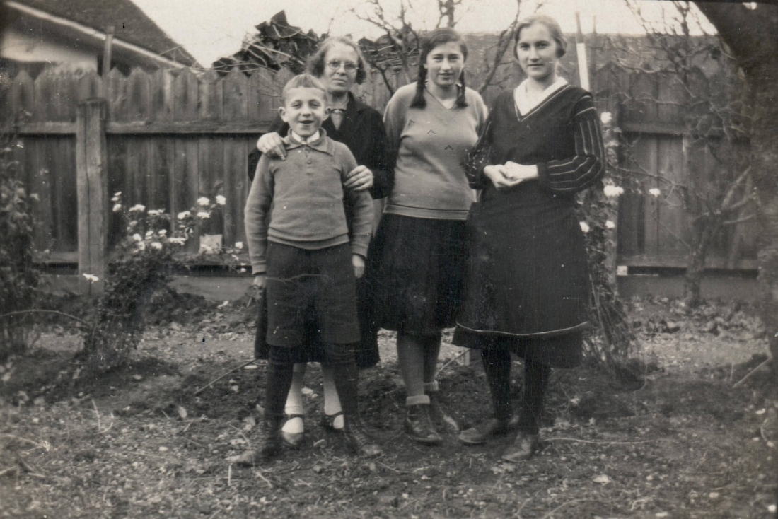 Die Schneiderin Fr. Lakits mit ihrem Pflegekind und den zwei Lehrmädchen Theresia Pelz und "Mitzi" Maria Hulfeld