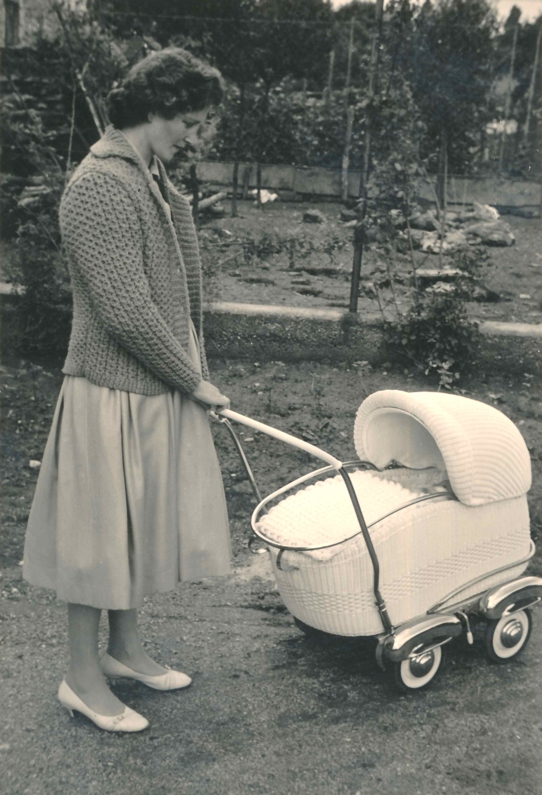 Elfried Langer (geb. Graf, *1936/+2015) bei der ersten Ausfahrt mit ihrem Erstgeborenen im Kinderwagen