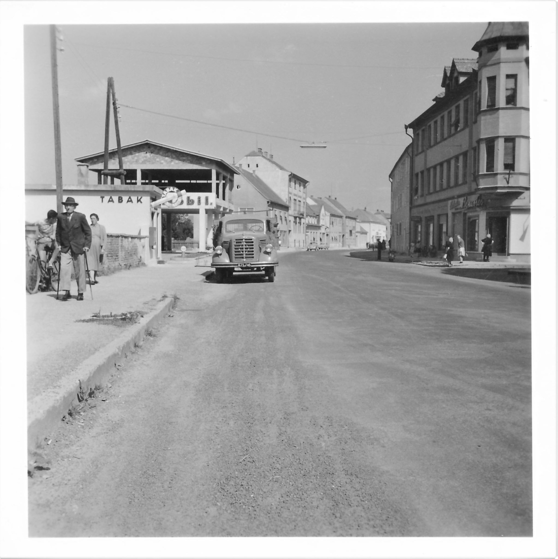 Wienerstraße mit Tabak Trafik Muth (Wienerstraße 13) und dahinter - noch im Bau - die Tankstelle Kirnbauer mit Wohngeschoß (Wienerstraße 15)