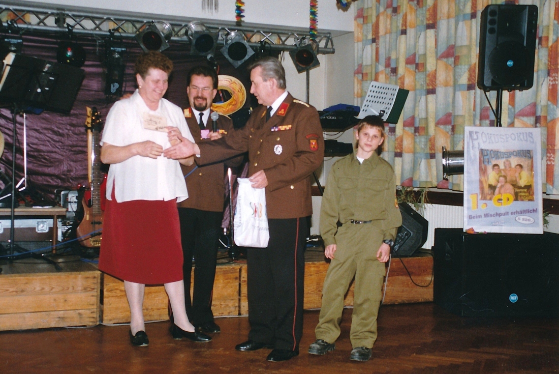 Feuerwehrball im Gasthof Drobits: die Tombolapreise werden verteilt - Szabo/Imre/Gartner/Rath