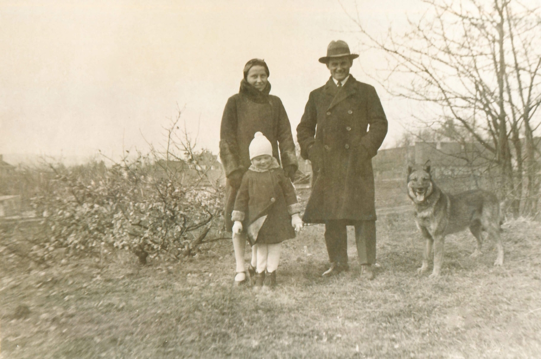 Das Ehepaar Wilma Schober (geb. Kasper, *1908/+2007) und Ludwig Schober jun. (*1903/+1980) mit Wilma Steiger (*1927/+2023) und ihrem Schäferhund
