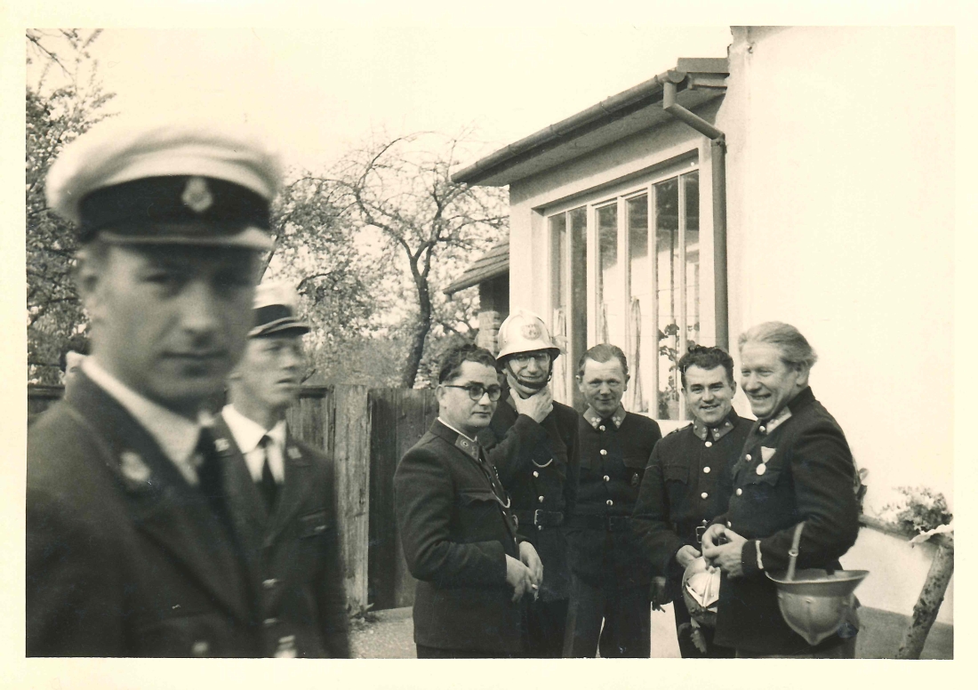 Stadtkapelle und Feuerwehr: Marsch zum 1. Mai 1959 – wohlverdiente Rast im Gasthaus Toth – Csencsics/Obojkovits/Heigl/Simon/Zambo/Pleyer/Muth