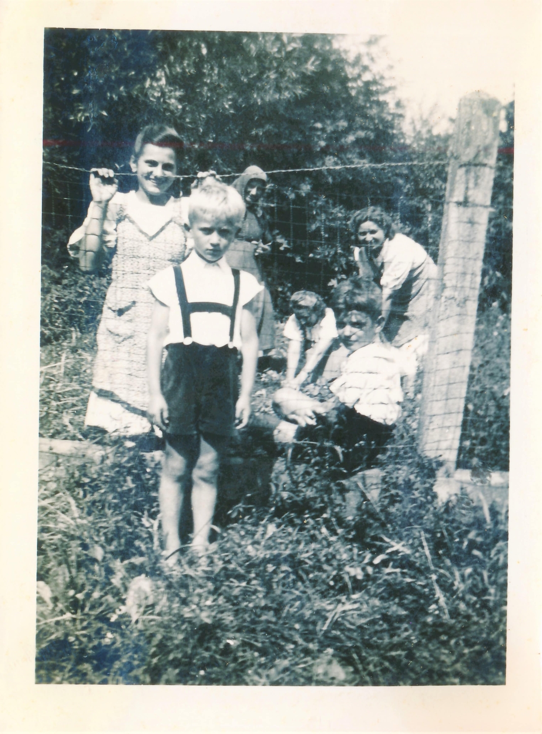 St. Martin - Im Garten: v.l. 1 Gisela Bernhard (*1927), 2 Heinrich Ratz (*1937)