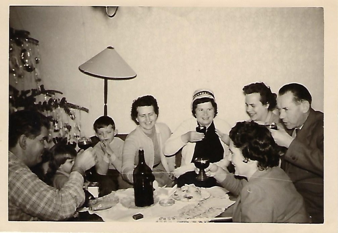 Kleine, nachweihnachtliche  Feier: nachbarschaftlicher Umtrunk im Beamtenhaus Prinz-Eugen-Straße 8 - Weihnachten 1958