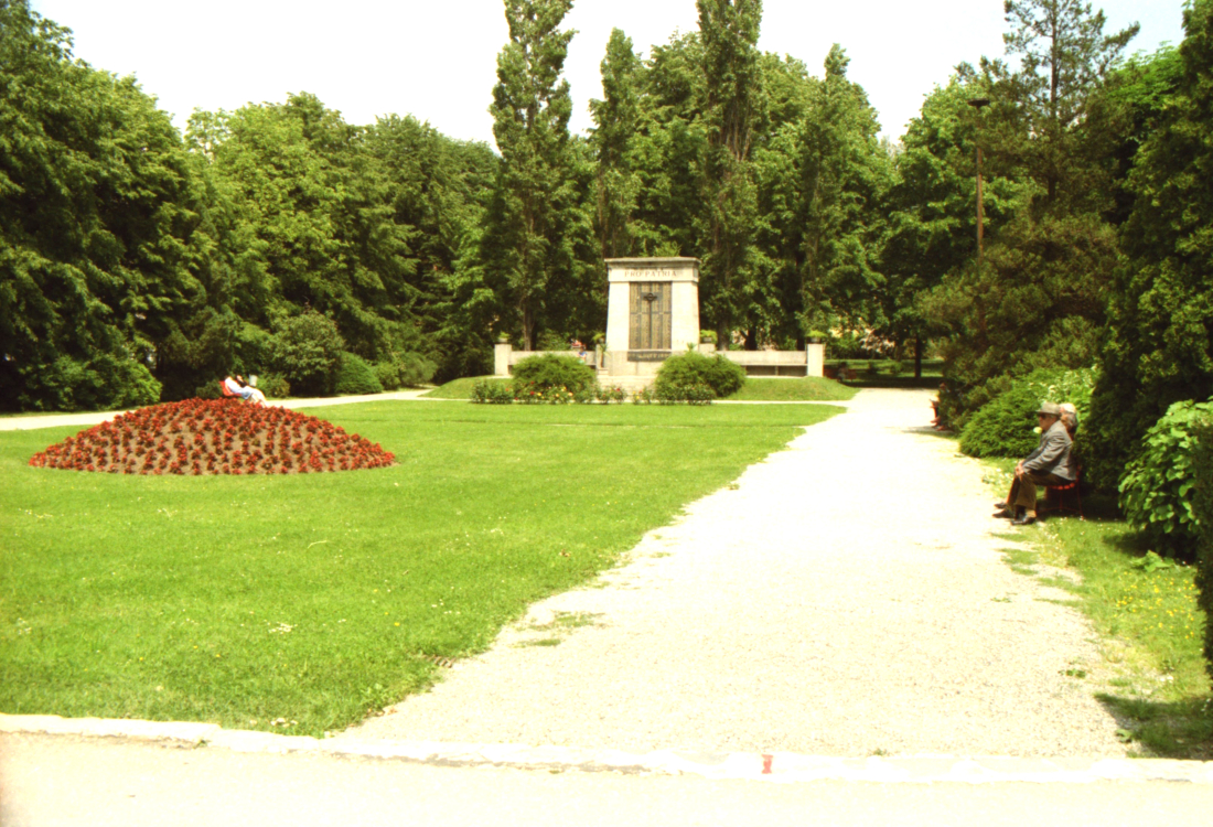 Kriegerdenkmal mit Teilen des Stadtparks
