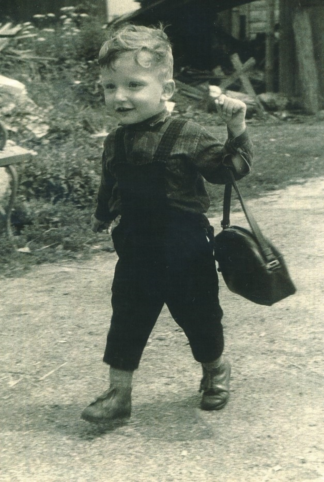 Kinderaufnahme: Martin Langer (*1961/+2024) mit Mamas Handtasche