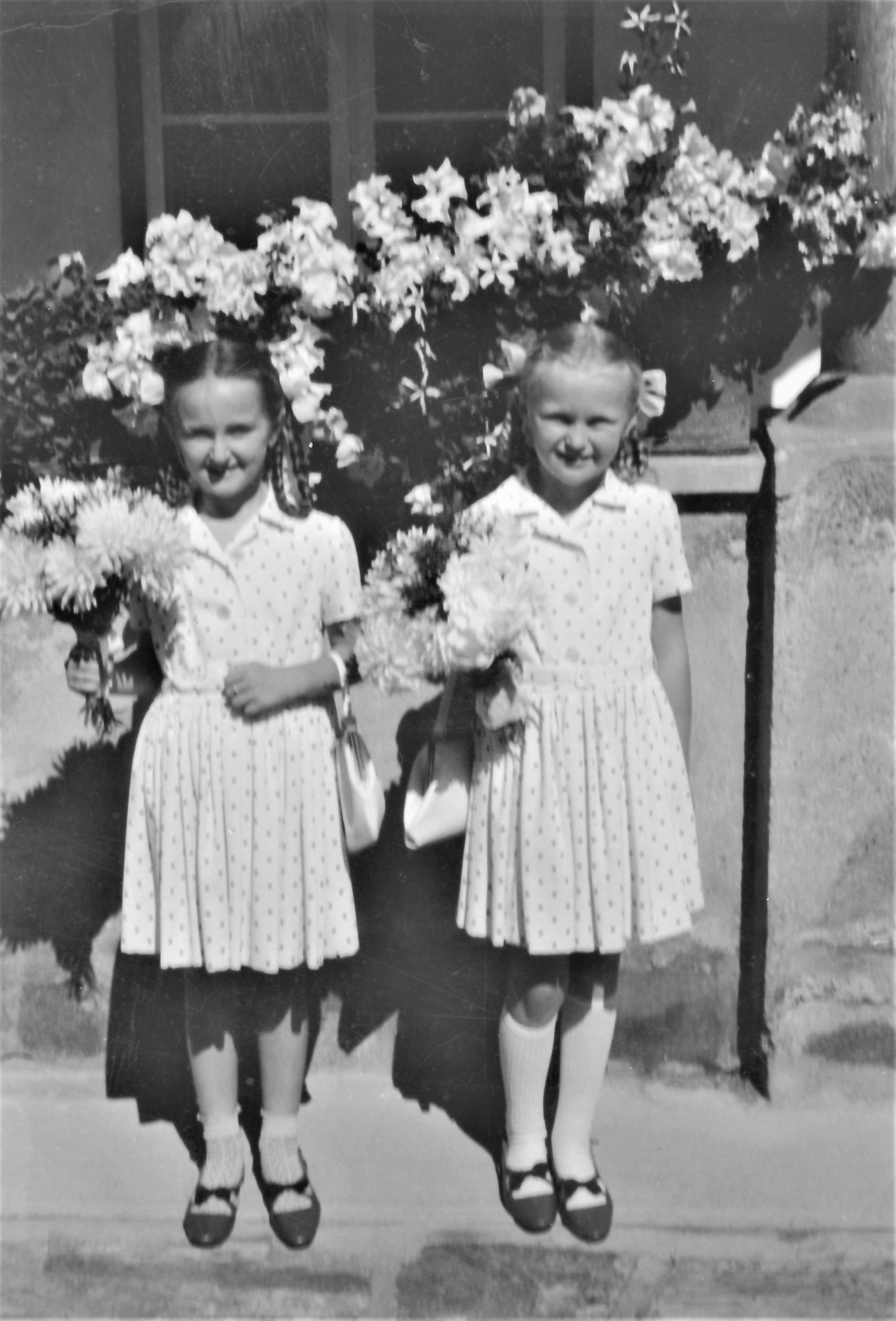Elisbeth und Helene Oswald mit Blumen für die Schückung der ref. Kirche