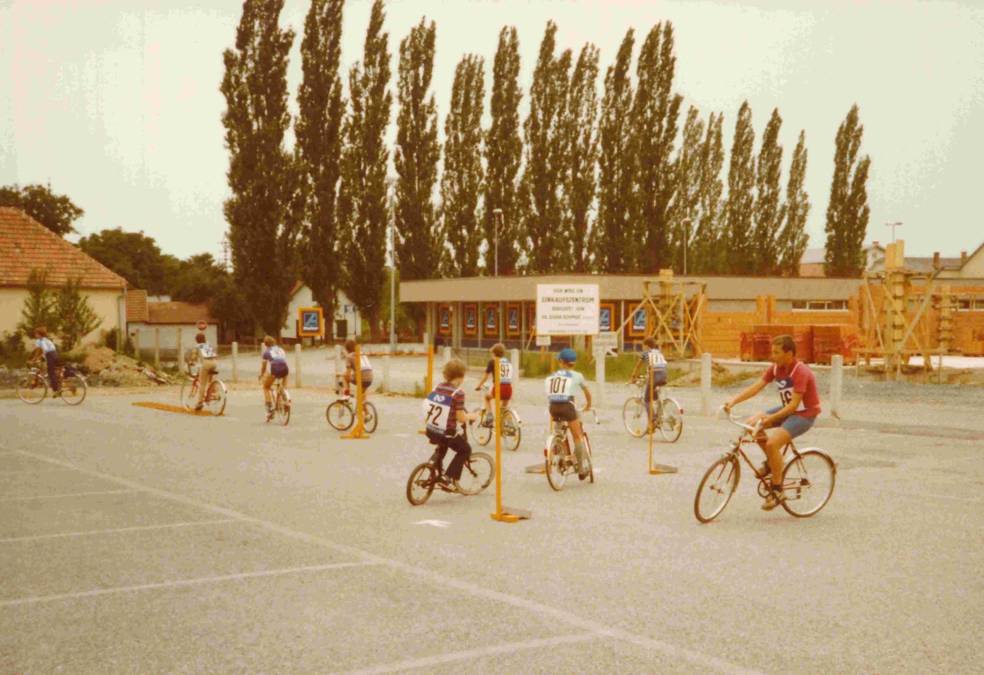 KGM/Konsum/COOP (Wienerstraße 13): die Sportabteilung organisiert einen Fahrradtag - im Hintergrund die in Bau befindliche Filiale des "Hofer-Marktes"