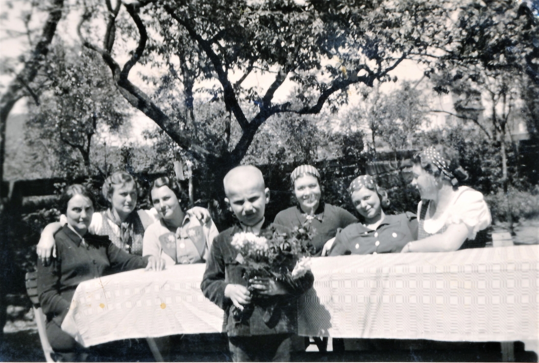 Stefan Miertl mit Frauen, die zu dieser Zeit die Haushalte besuchten, um Geschäfte anzubahnen im Gastgarten des Gasthauses Neubauer (OW 144 / Hauptplatz 11)