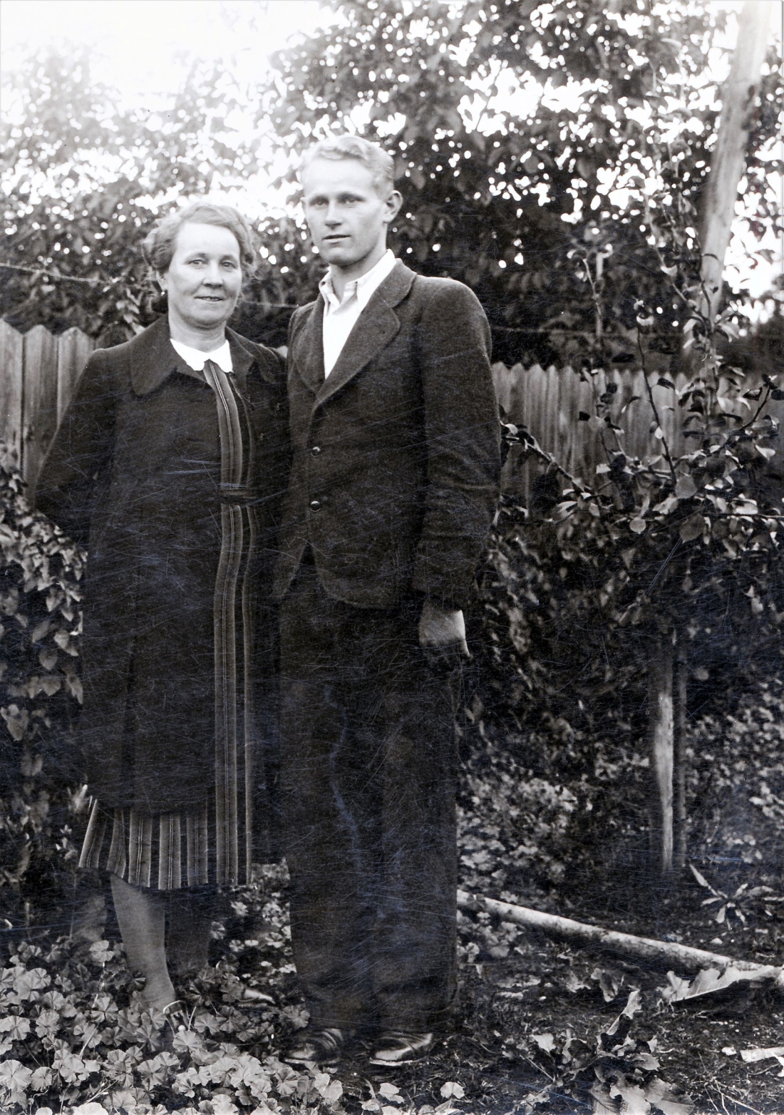 Anna Blach (geb. Brandstätter, *1897/ +1986) mit ihrem Sohn Alexander jun. (*1922/+2012) im Hof des Hauses Hauptplatz 7