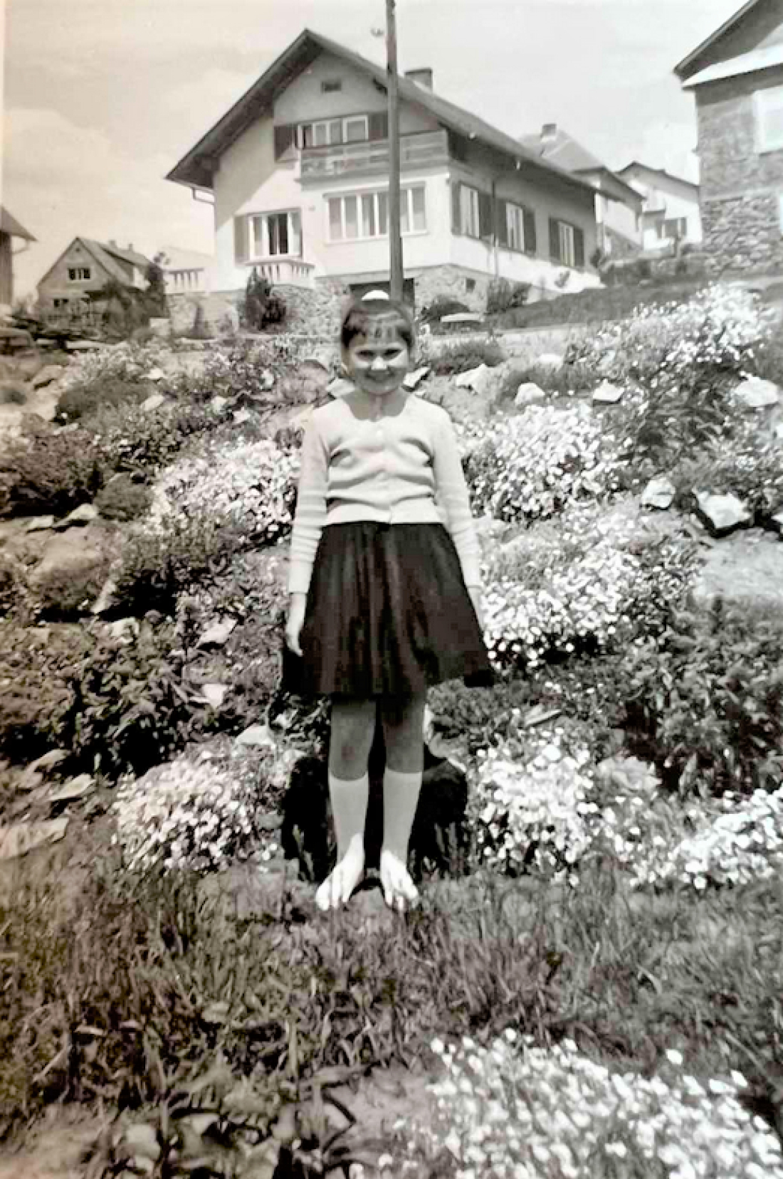 Brigitte Hahn im Garten des Hauses Beethovengasse 5 mit Blick auf das Haus Beethovengasse 18