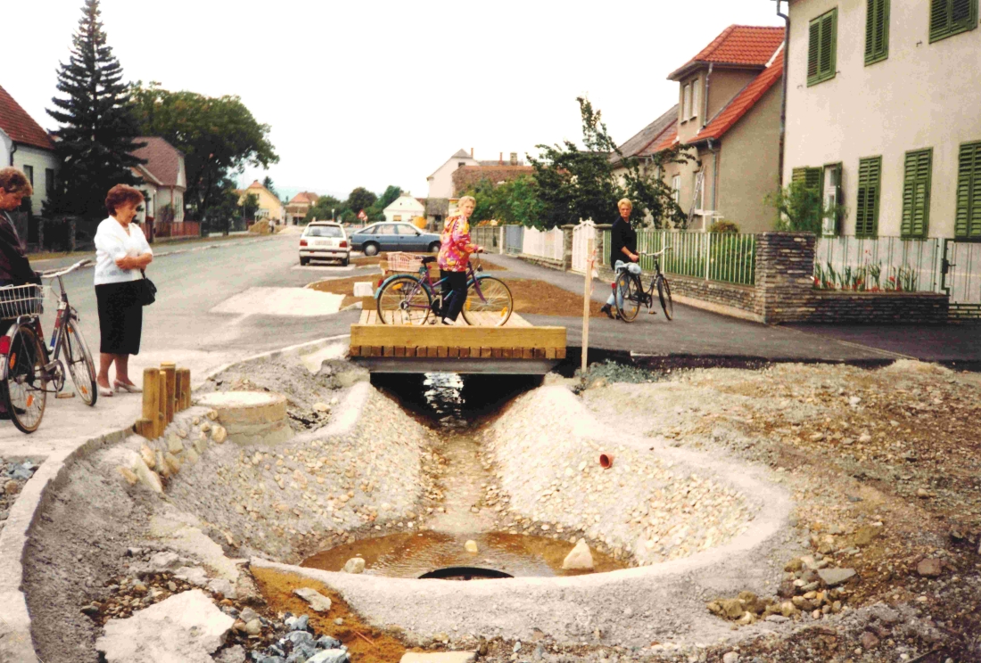 Letzte Arbeiten an der Überbauung des Wehoferbaches vor dem Haus Linke Bachgasse 42