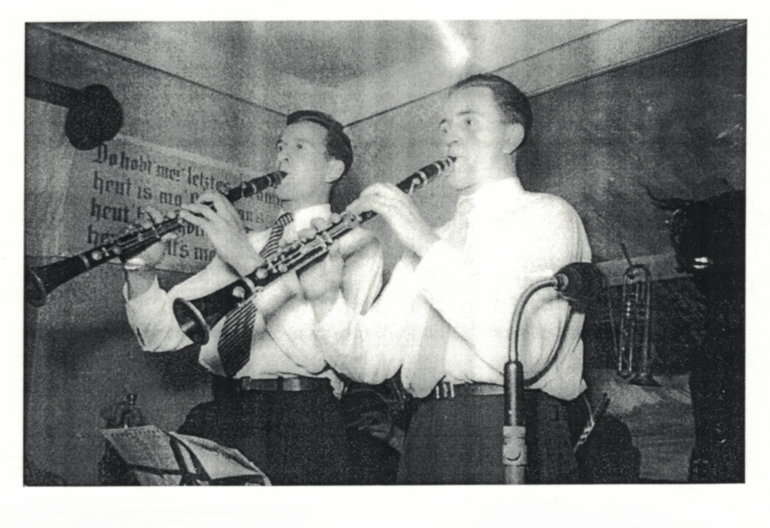 Gerhard Schönfeldinger musiziert als Mitglied der Kapelle Schönfeldinger beim FF-Ball im Gasthaus Mager in Bernstein mit Bruder Herbert 1953