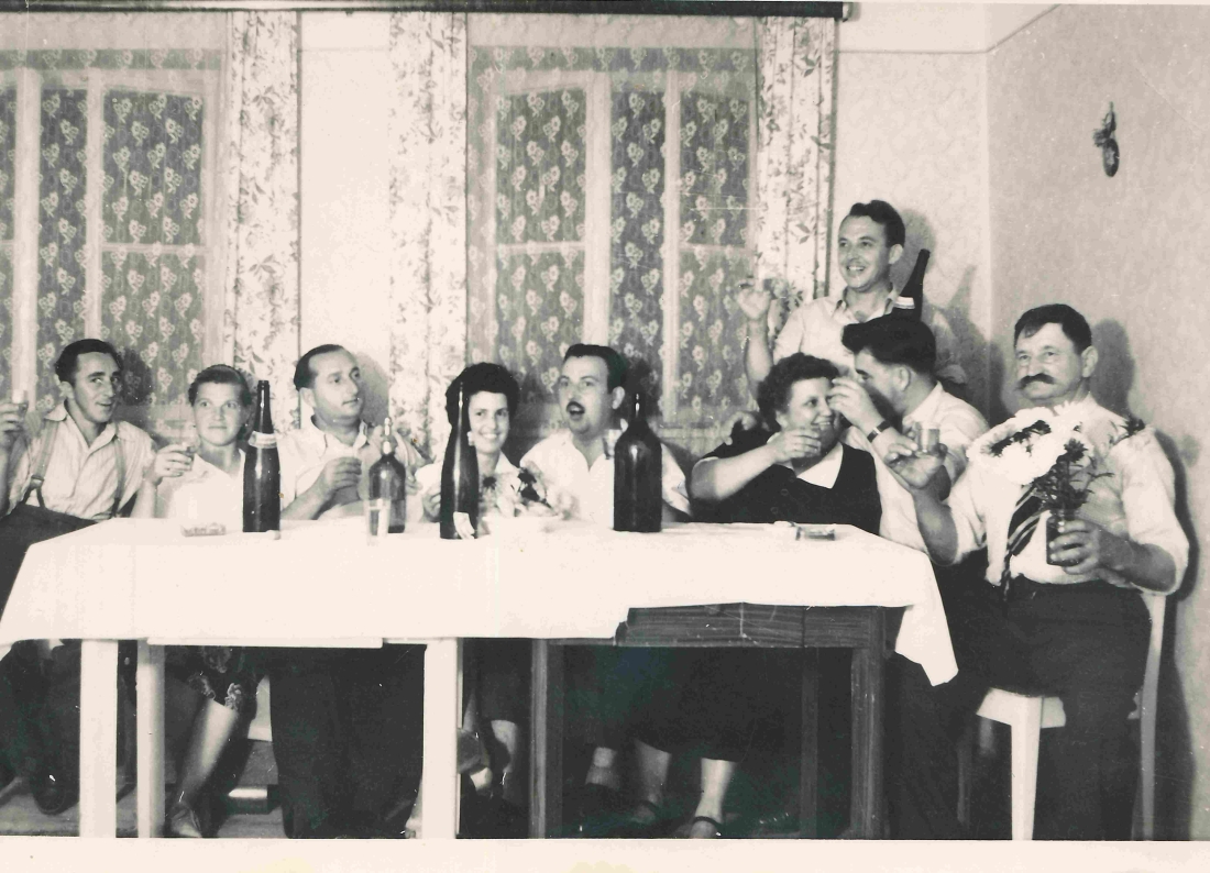 Gruppe von MitarbeiternInnen des Krankenhauses: geselliges Beisammensein - Sakovits/Paul/Simon/Zambo/Folkensteiner