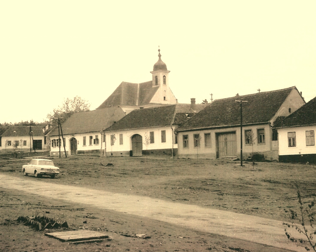 St. Martin: Blick über den Dorfanger auf die Kirche und Häuser der Oberwarter Straße