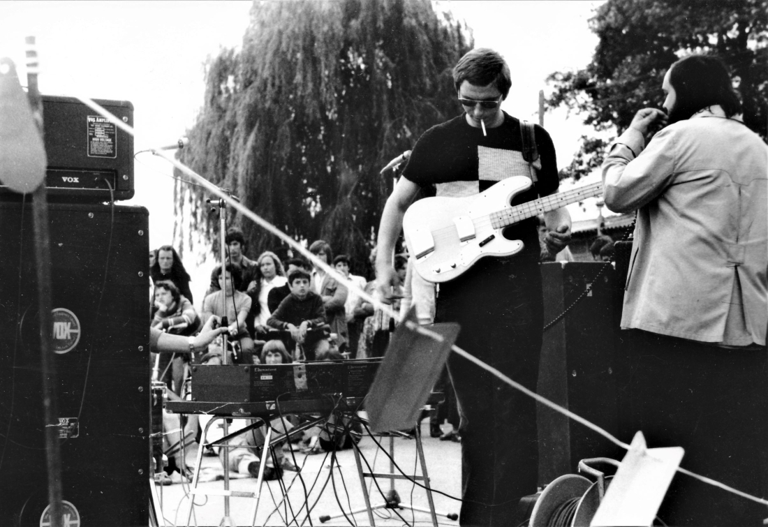 The JETS (erstes Open-Air-Konzert in Oberwart): Mike Dafert am E-Bass