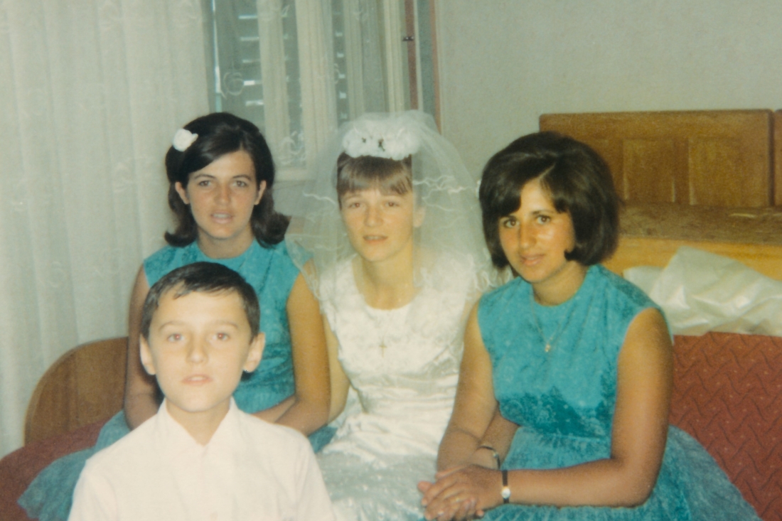 Hochzeit Julianna Topler: Braut und Kranzlerinnen warten auf den Bräutigam - Grazerstraße 62