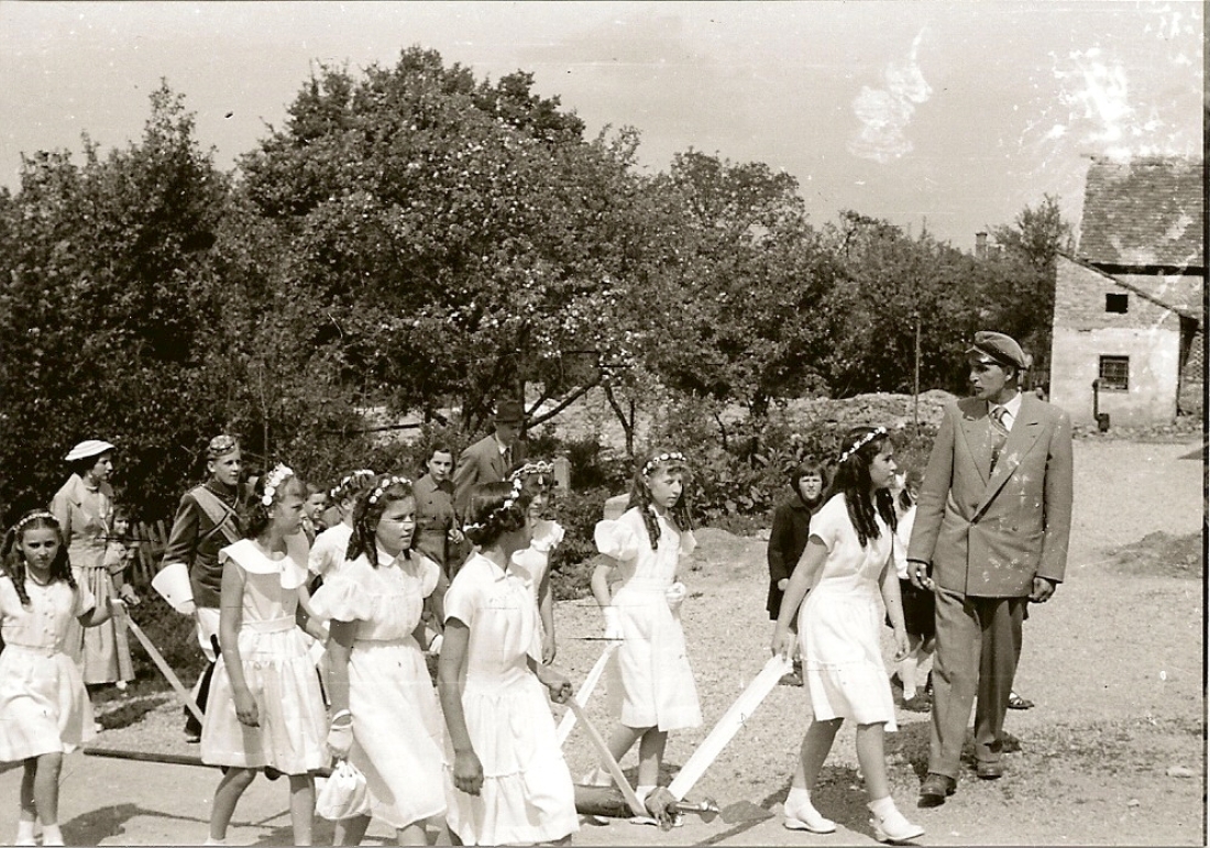 Mädchen bringen die neue Fahne der Kath. österr. Studentenverbindung Asciburgia zur Fahnenweihe am 15. Mai 1955