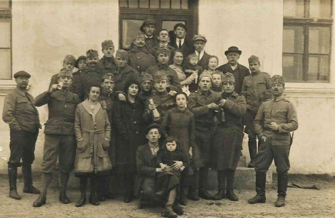 Soldaten - wahrscheinlich im Zuge der Beendigung der Episode des "Freischärlerstaats" Leithabanat (Lajtabánság ung. oder Leitha-Banschaft) vor dem Gasthaus Ochsenhofer (OW 189/Wienerstraße 33)