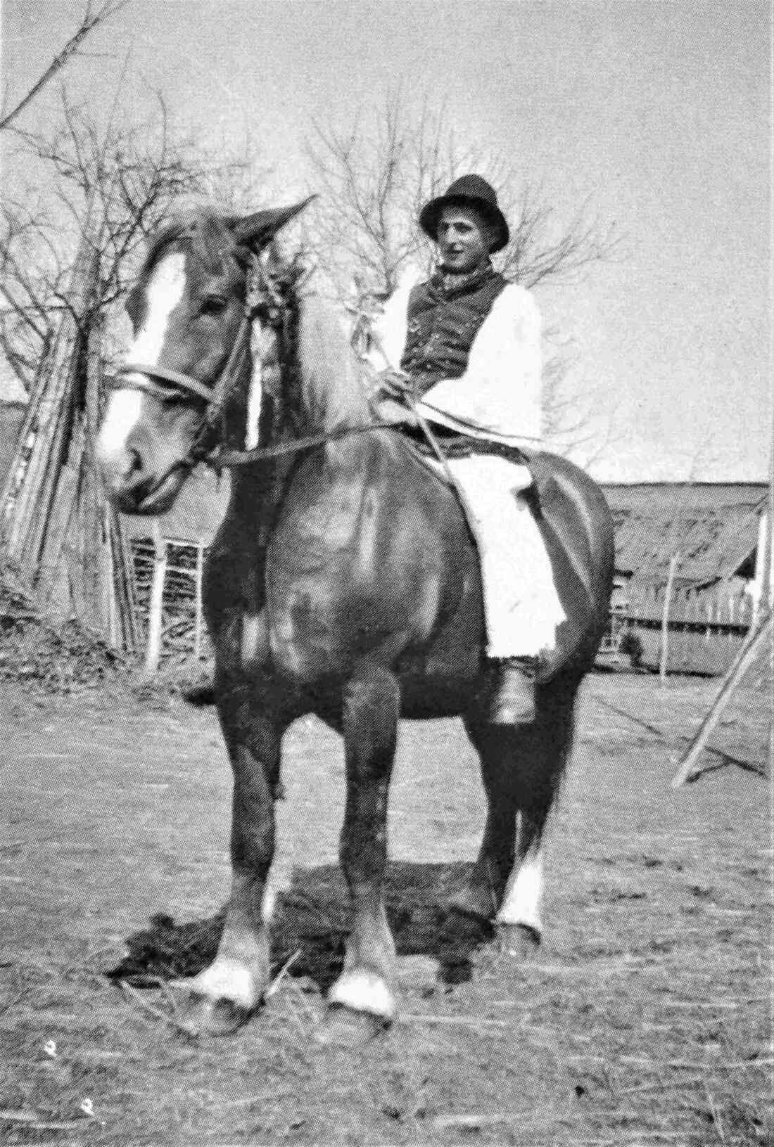 Ludwig Pongracz (*1920/+1942 in Russland) als Reiter in der ungarischen Tracht des reformierten Leseveins auf seinem Pferd - OW 23 / Steinamangererstraße 127