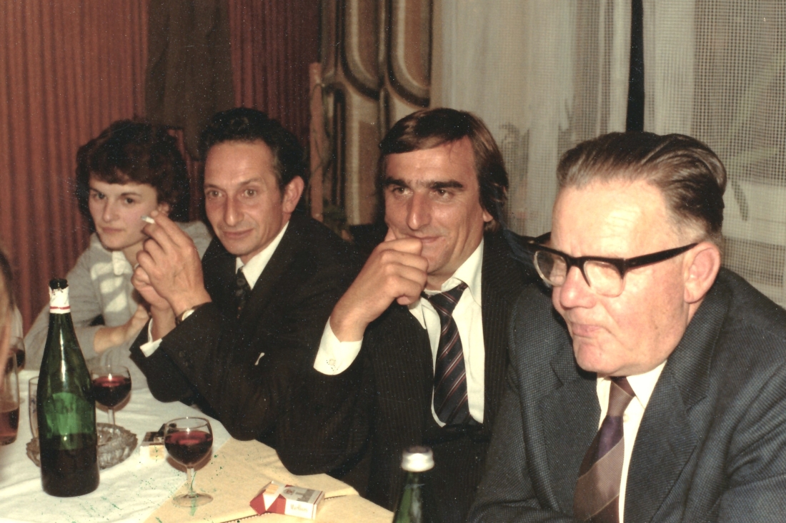 Gruppe aus St. Martin: Besprechung im Gasthaus - Halper/Miertl/Garber/Ratz