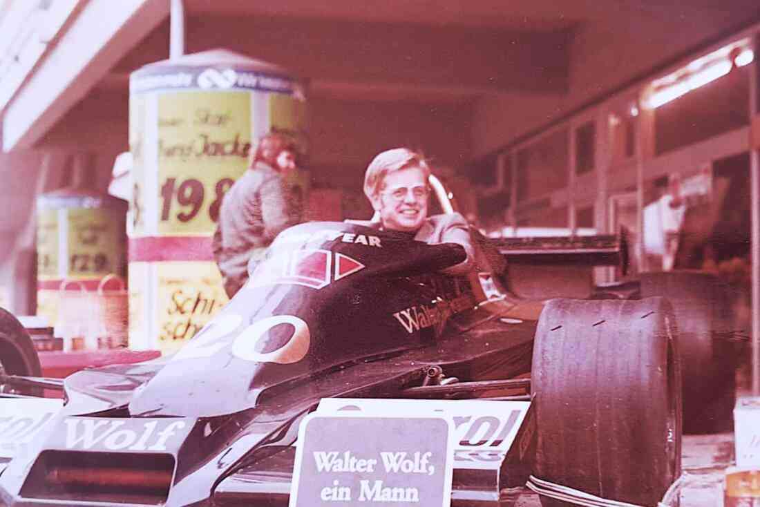Drogerie Herz - Wienerstraße 13: Firmeninhaber Peter Herz (*1939/+2017) in einem Formel-1-Boliden von Walter Wolf Racing