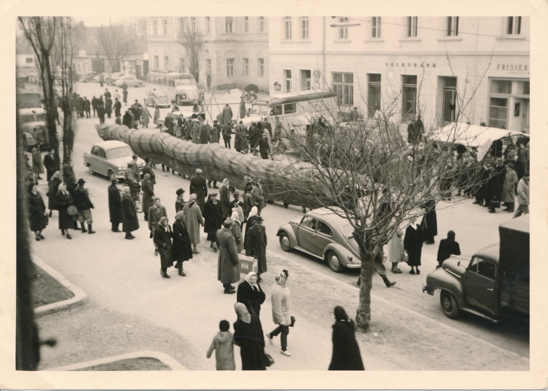 Hauptplatz: wahrscheinlich im Fasching mit "Lindwurm"