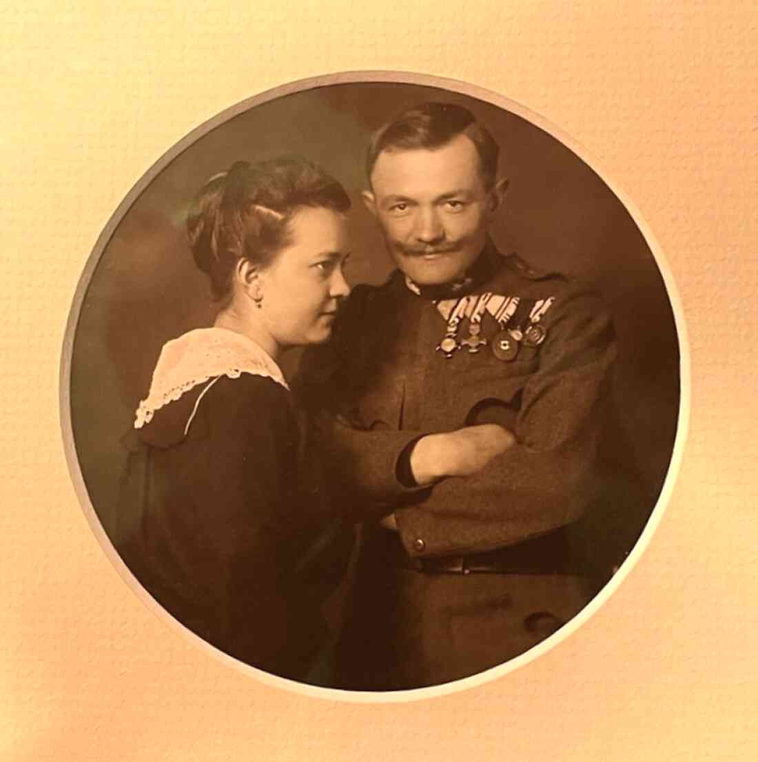 Portrait: Gendarmeriebeamter Edmund Lindau (*1886/+1956) mit Gattin Antonia Lindau (geb. Trautner, *1891/+1982)
