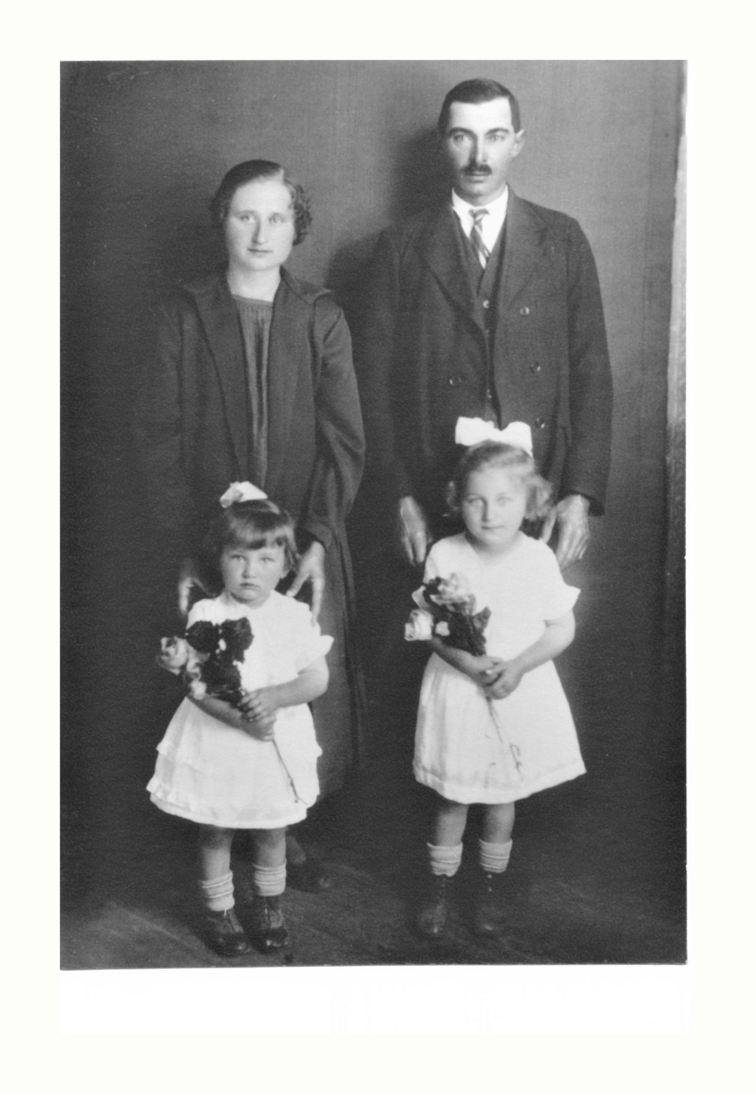 Ida (geb. Baliko, *1907/+1999) und Jozsef Seper (*1903/+1945) mit den Töchtern Julianna (verh. Benkö) und Ida (verh. Kollar)