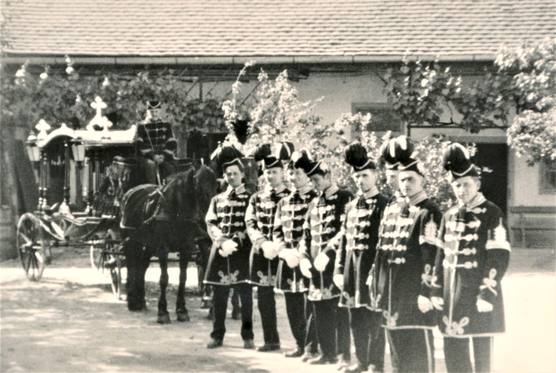 Historischer Galawagen und Träger der Bestattung Gangoly